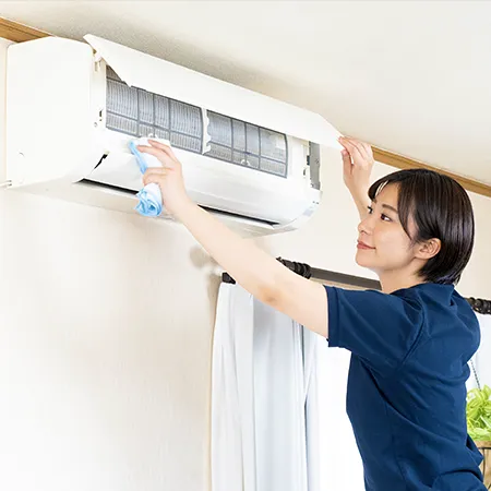 女性がフィルターを掃除している画像