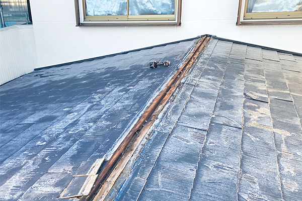 既存の棟板金を取り外したシーンの画像