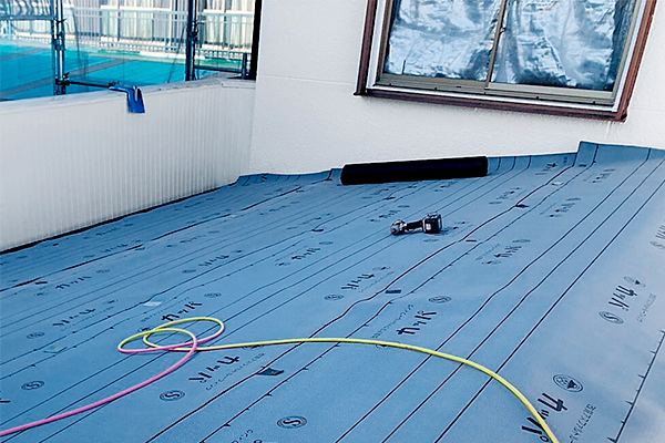 防水シートを取り付けているシーンのイメージ画像