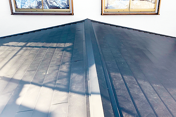 屋根材、棟板金を取り付けたシーンのイメージ画像